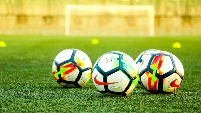 网球运动员在红土场上激烈比赛的场景